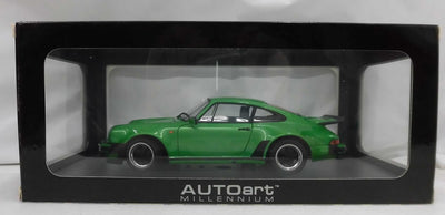 【中古】【開封品】AUTOart ポルシェ 911 3.0 ターボ 1975 バイパー グリーン メタリック 77974＜コレクターズ...