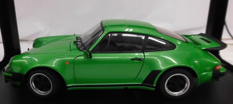 中古】【開封品】AUTOart ポルシェ 911 3.0 ターボ 1975 バイパー グリーン メタリック 77974＜コレクターズアイテ