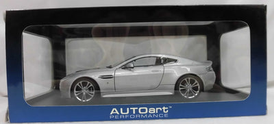 【中古】【開封品】1/18 PERFORMANCE ASTON MARTIN V12 2010 VANTAGE SILVER 7020...