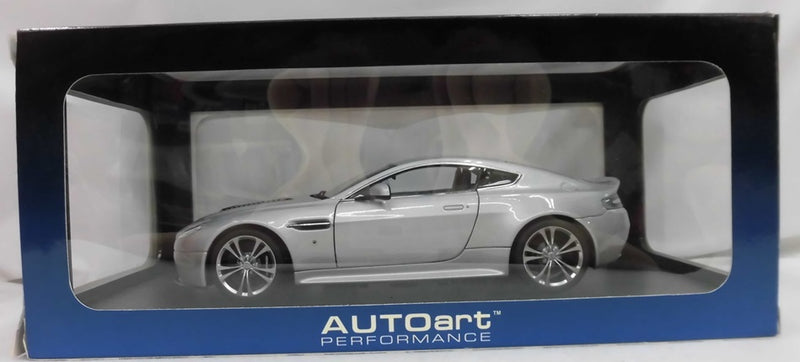 【中古】【開封品】1/18 PERFORMANCE ASTON MARTIN V12 2010 VANTAGE SILVER 70206 アストンマーチン・ブガッティ＜コレクターズアイテム＞（代引き不可）6355