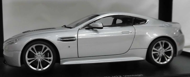 【中古】【開封品】1/18 PERFORMANCE ASTON MARTIN V12 2010 VANTAGE SILVER 70206 アストンマーチン・ブガッティ＜コレクターズアイテム＞（代引き不可）6355