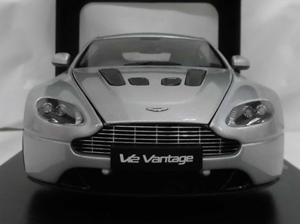 【中古】【開封品】1/18 PERFORMANCE ASTON MARTIN V12 2010 VANTAGE SILVER 70206 アストンマーチン・ブガッティ＜コレクターズアイテム＞（代引き不可）6355