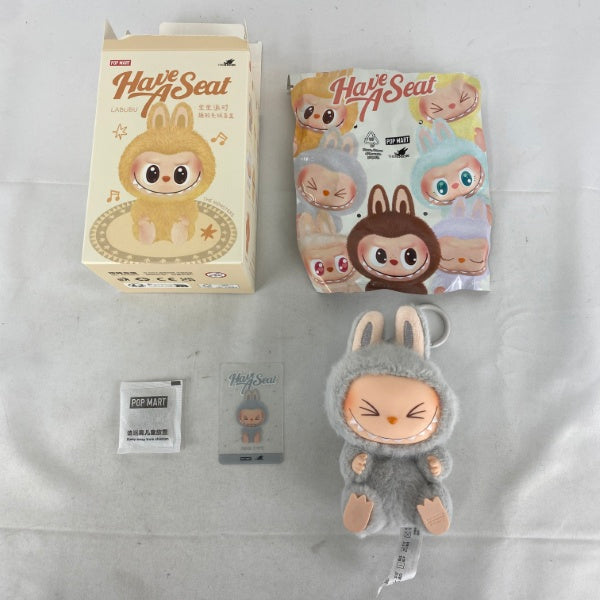 【中古】【開封品】Labubu(ラブブ) THE MONSTERS Have a Seat ぬいぐるみペンダント HEHE(グレー)＜コレクターズアイテム＞（代引き不可）6541