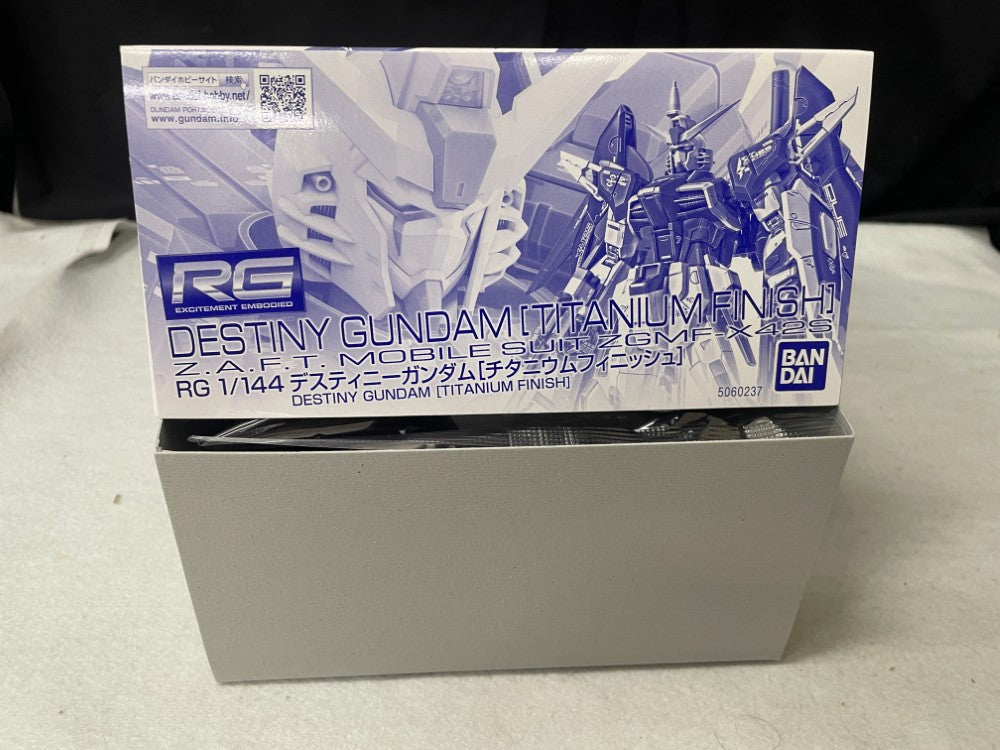 中古】【未組立】1/144 RG ZGMF-X42S デスティニーガンダム(チタニウム