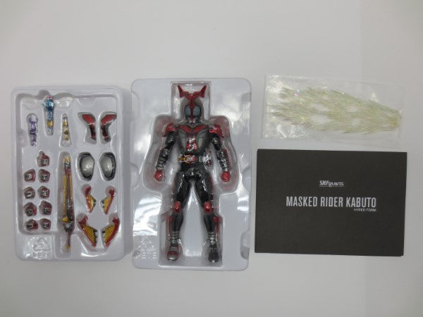 【中古】【開封品】S.H.Figuarts (真骨彫製法) 仮面ライダーカブト ハイパーフォーム 「仮面ライダーカブト」＜フィギュア＞（代引き不可）6587