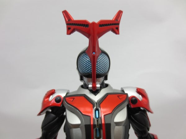 【中古】【開封品】S.H.Figuarts (真骨彫製法) 仮面ライダーカブト ハイパーフォーム 「仮面ライダーカブト」＜フィギュア＞（代引き不可）6587