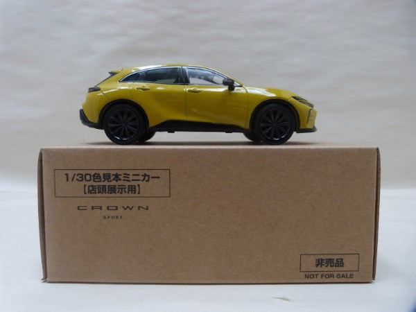 【中古】【開封品】TOYOTA 1/30 店頭展示用色見本ミニカー CROWN SPORT HEV 6 5C5 マスタード＜コレクターズアイテム＞（代引き不可）6600