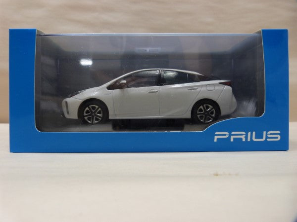 【中古】【未開封】1/30 TOYOTA PRIUS 070 ホワイトパール クリスタルシャイン カラーサンプル ミニカー＜コレクターズアイテム＞（代引き不可）6600