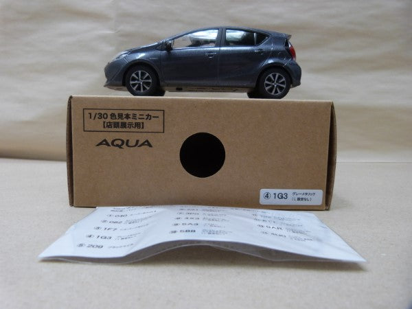 【中古】【開封品】1/30 店頭展示用色見本ミニカー TOYOTA AQUA 1G3 グレーメタリック＜コレクターズアイテム＞（代引き不可）6600