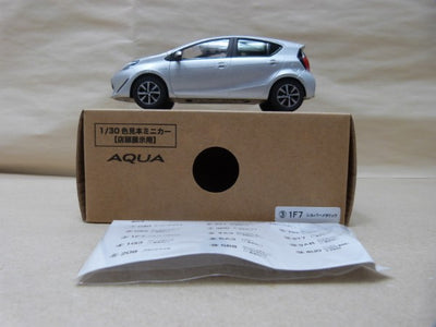 【中古】【開封品】1/30 店頭展示用色見本ミニカー TOYOTA AQUA 1F7 シルバーメタリック＜コレクターズアイテム＞（代引...