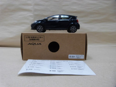 【中古】【開封品】1/30 店頭展示用色見本ミニカー TOYOTA AQUA 221 ブラッキッシュアゲハ ガラスフレーク＜コレクター...