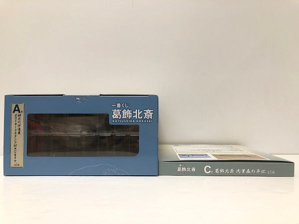 【中古】【未開封・未使用品】【セット販売】神奈川沖浪裏 ポストカードスタンド付きジオラマ／葛飾北斎 肉筆画の平皿 「一番くじ 葛飾北斎」A賞 C賞＜フィギュア＞（代引き不可）6605